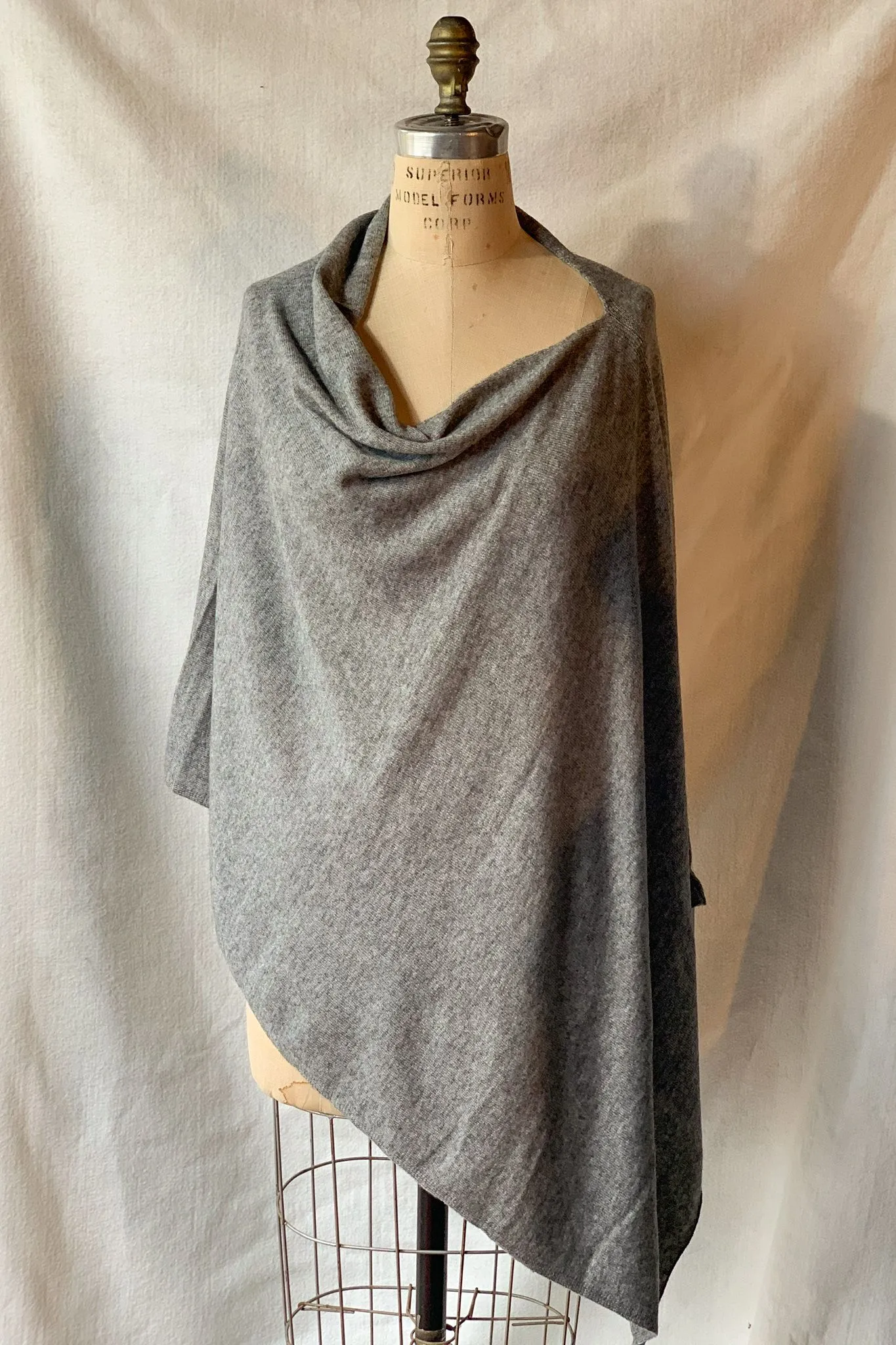 Dolma Cashmere Poncho Gray