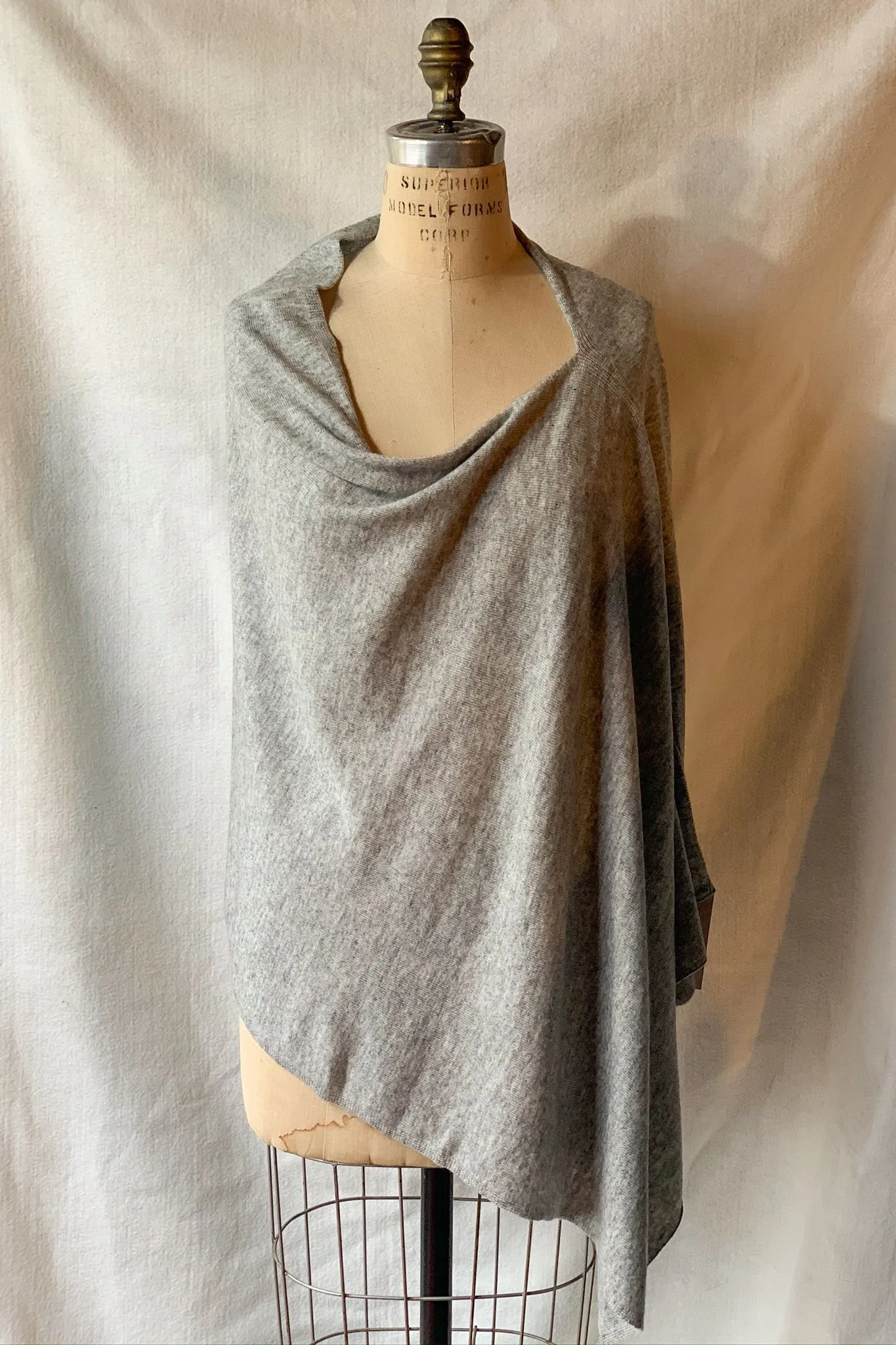 Dolma Cashmere Poncho Silver Grey