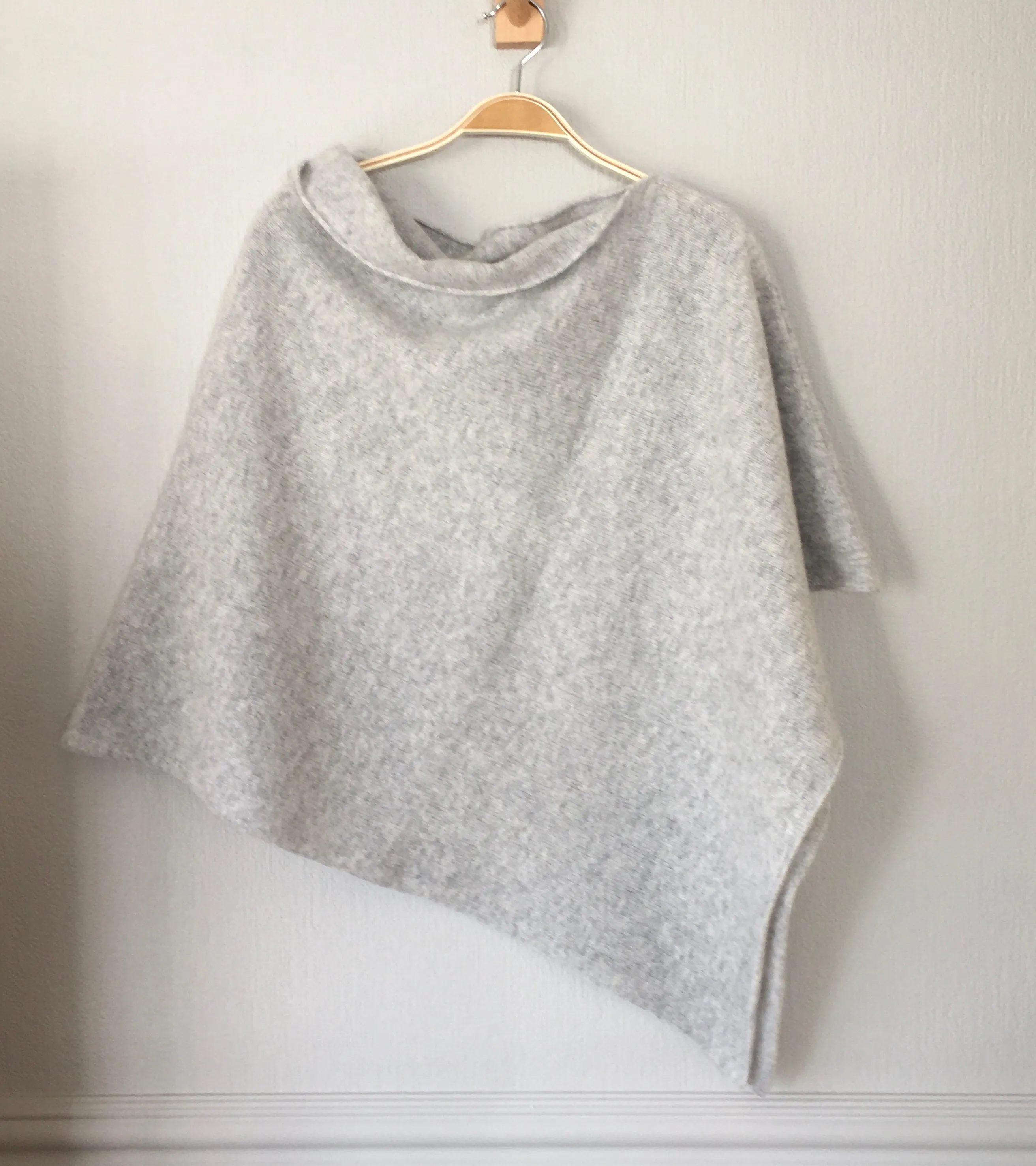 Poncho soft merino lambswool silver grey