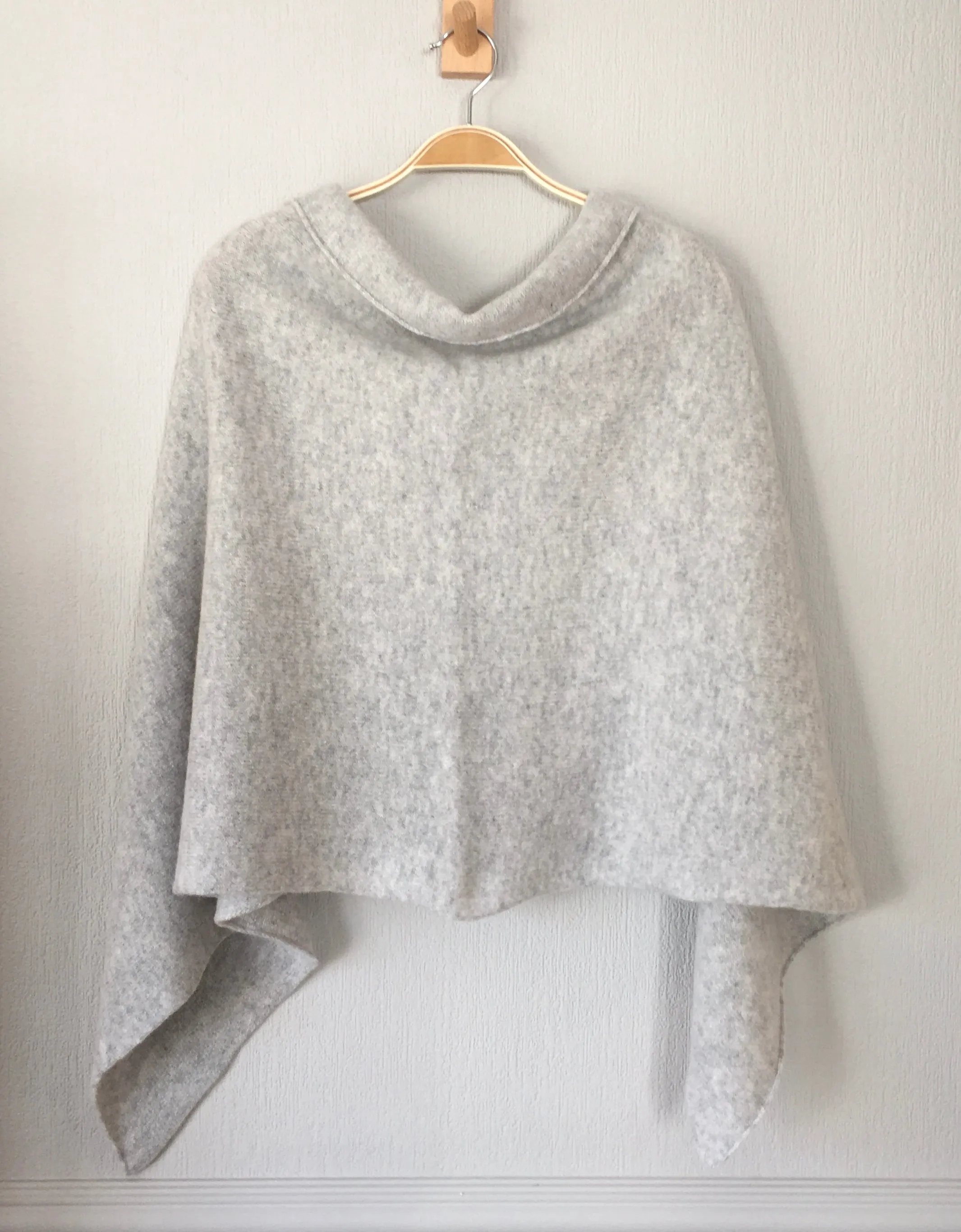 Poncho soft merino lambswool silver grey