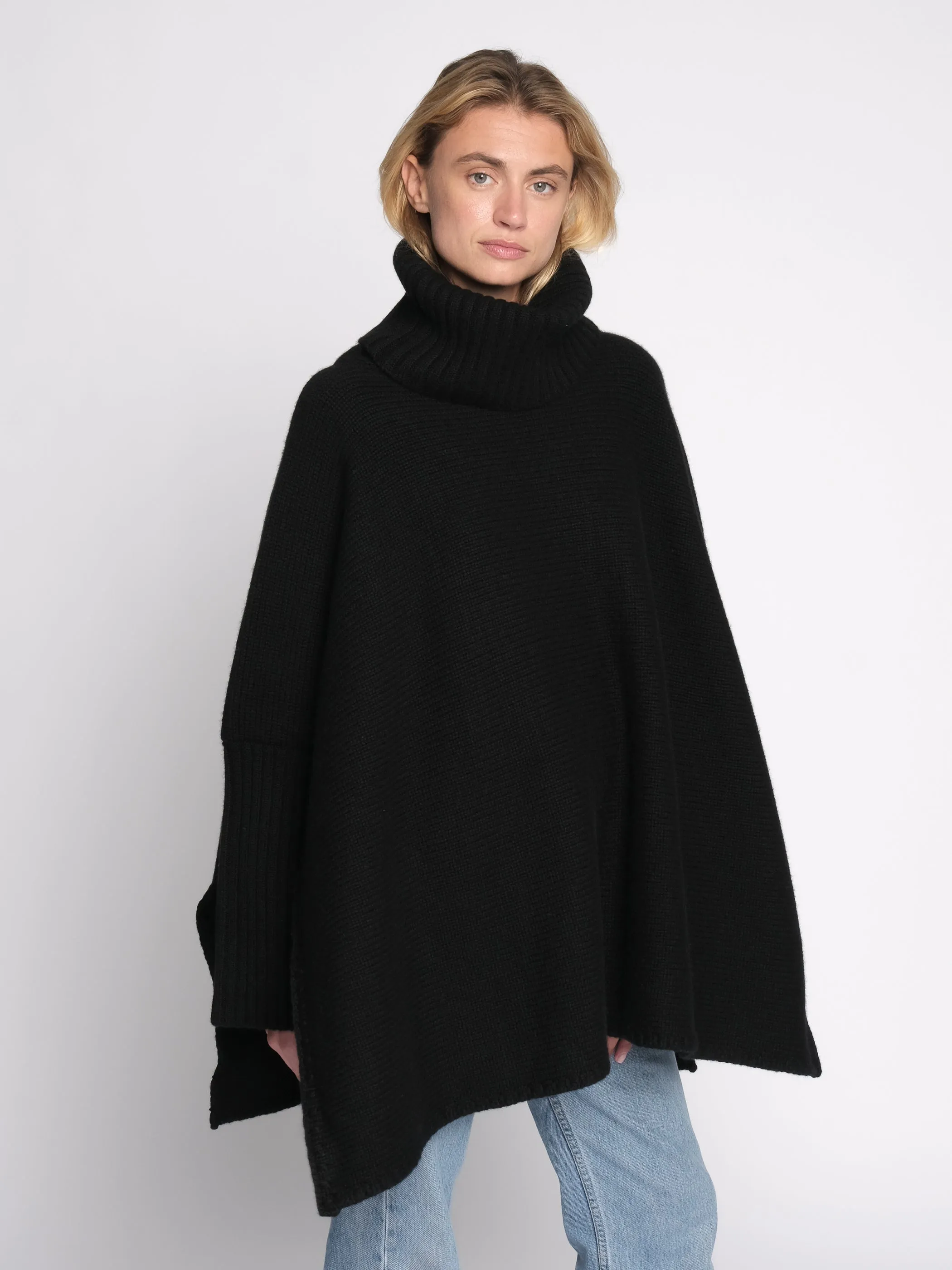 THE ROLLNECK PONCHO |BLACK