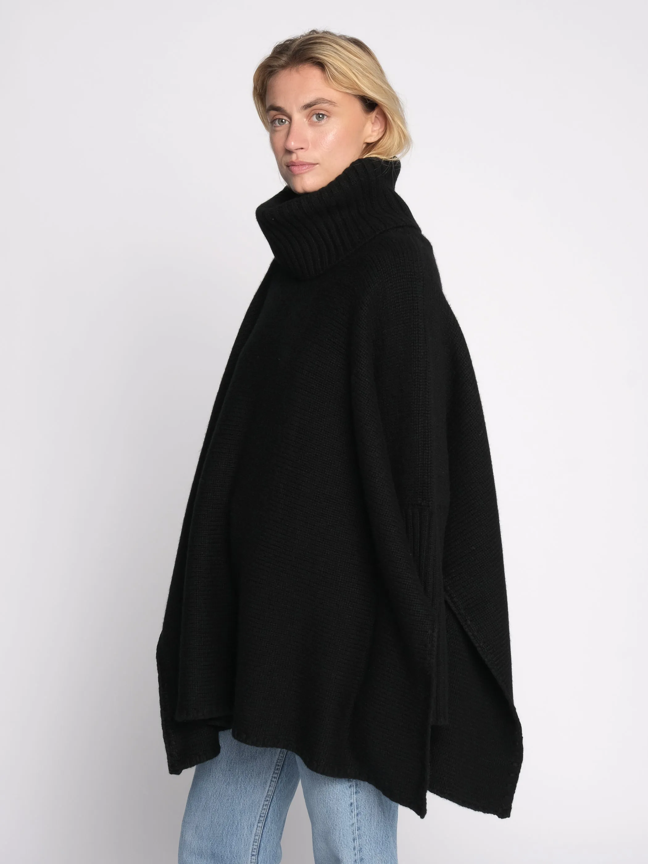 THE ROLLNECK PONCHO |BLACK