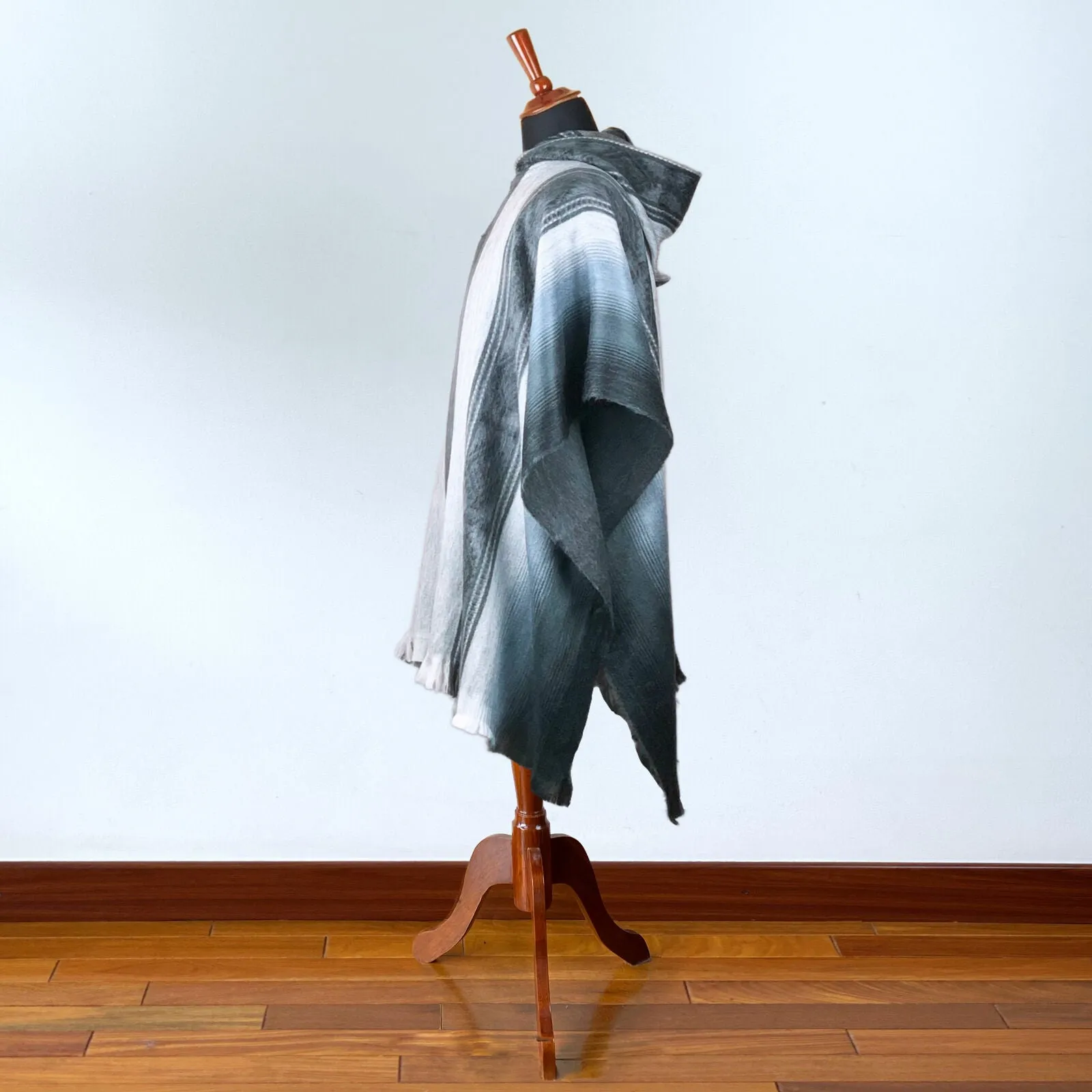 Yanarumi - Lightweight Baby Alpaca Hooded Poncho - Light Gray - Unisex